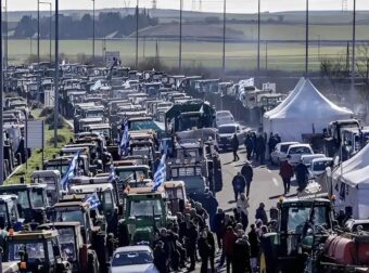 ΑΝΑΤΡΟΠΗ ΜΕ ΤΑ ΜΠΛΟΚΑ ΚΑΙ ΤΟΥΣ ΑΓΡΟΤΕΣ – 18 ΜΠΛΟΚΑ ΑΝΟΙΓΟΥΝ ΔΙΑΛΟΓΟ ΜΕ ΤΗΝ ΚΥΒΕΡΝΗΣΗ