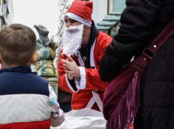 Εορταστικό ωράριο: Τελευταία ευκαιρία για δώρα – Πώς θα λειτουργήσουν τα καταστήματα μέχρι την Πρωτοχρονιά
