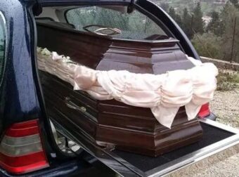 Αγγλία: Πατέρας πέθανε ενώ κουβαλούσε το φέρετρο του γιου του