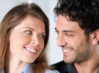 Πως θα καταλάβεις αν μια γυναίκα πέρασε καλά το προηγούμενο βράδυ – Τα 5 σημάδια που κάνουν «μπαμ»