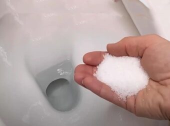 Μετά από αυτό θα αστράφτει – Χλωρίνη και Αλάτι: Φτιάξε το Ισχυρό καθαριστικό για να καθαρίσεις την λεκάνη της τουαλέτας από άλατα και πουρί