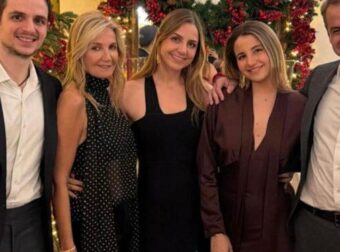 Με οικογενειακή φωτογραφία το «καλή χρονιά» του 2026 από τον πρωθυπουργό