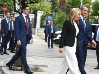 Μαρέβα Μητσοτάκη: Η συγκινητική κίνηση στη Μαρία Σάκκαρη μετά τον αρραβώνα με τον γιο της, Κωνσταντίνο