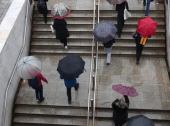 Σκάει νέα κακοκαιρία – Πού θα πέσουν βροχές και χιόνια