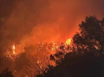 ΕΚΤΑΚΤΟ: ΜΕΓΑΛΗ ΦΩΤΙΑ ΤΩΡΑ – ΚΑΙΕΙ ΔΙΠΛΑ ΣΤΑ ΣΠΙΤΙΑ – ΔΥΣΚΟΛΗ ΝΥΧΤΑ ΜΕ ΙΣΧΥΡΟΥΣ ΑΝΕΜΟΥΣ