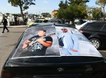 Σκηνές αρχαίας τραγωδίας στην κηδεία του 30χρονου που ξυλοκοπήθηκε μέχρι θανάτου:  Δεν άντεξε και κατέρρευσε η μητέρα του