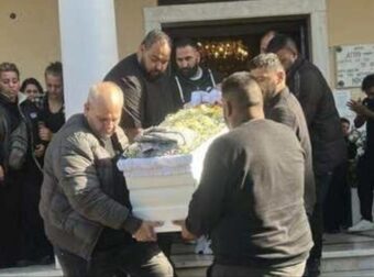 Μουσική, τραγούδια, χειροκροτήματα: Σκηνές αρχαίας τραγωδίας στην κηδεία του 30χρονου Κώστα που «ξυλοκοπήθηκε» σε μπαρ, κατέρρευσε η μάνα του