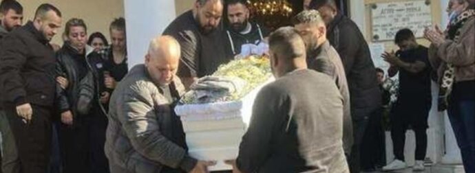 Μουσική, τραγούδια, χειροκροτήματα: Σκηνές αρχαίας τραγωδίας στην κηδεία του 30χρονου Κώστα που «ξυλοκοπήθηκε» σε μπαρ, κατέρρευσε η μάνα του