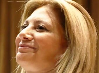 Στο πλευρό της Μαρίας Καρυστιανού γνωστός Έλληνας βουλευτής