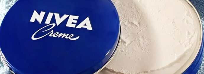 Οι ειδικοί το επιβεβαιώνουν: Το μπλε κουτάκι της Nivea κάνει δερμάτινες τσάντες και παπούτσια να μοιάζουν σαν καινούργια