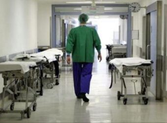 Γεμίζουν τα Νοσοκομεία: Αυτά είναι τα 2 χαρακτηριστικά πρώτα – πρώτα συμπτώματα που κανείς δεν δίνει σημασία αλλά «φωνάζουν» ότι κόλλησες Γρίπη Α