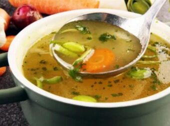 Τη συστήνουν οι καλύτεροι διαιτολóγοι: H νόστιμη σούπα για να χάσεις βάρος