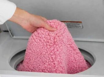 Ο «κανόνας» που πολλοί αγνοούν: Το αντικείμενο που απαγορεύεται να μπαίνει στο πλυντήριο με ρούχα ή πετσέτες