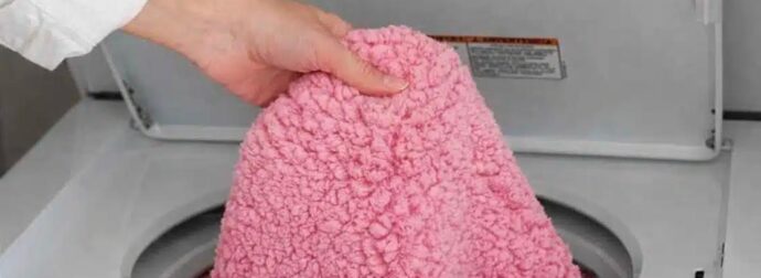 Ο «κανόνας» που πολλοί αγνοούν: Το αντικείμενο που απαγορεύεται να μπαίνει στο πλυντήριο με ρούχα ή πετσέτες
