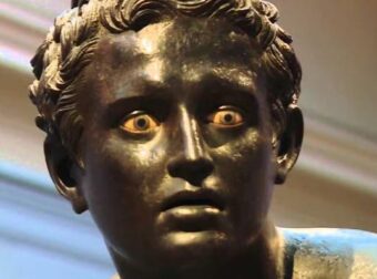 Γιατί οι άνδρες στα αρχαία ελληνικά αγάλματα έχουν όλοι μıκρó μóρıο;