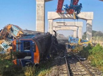 ΤΑΙΛΑΝΔΗ – ΤΡΑΓΩΔΙΑ ΜΕ ΤΡΕΝΟ: ΤΟΥΛΑΧΙΣΤΟΝ 22 ΝΕΚΡΟΙ – ΚΑΤΕΡΡΕΥΣΕ ΓΕΡΑΝΟΣ ΠΑΝΩ ΣΤΑ ΒΑΓΟΝΙΑ