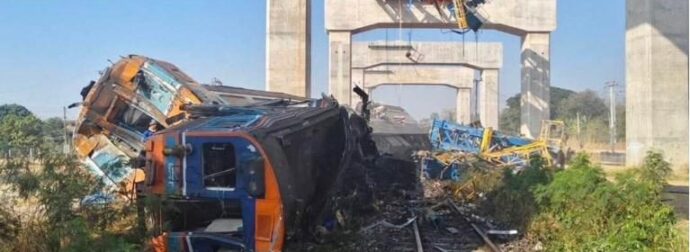 ΤΑΙΛΑΝΔΗ – ΤΡΑΓΩΔΙΑ ΜΕ ΤΡΕΝΟ: ΤΟΥΛΑΧΙΣΤΟΝ 22 ΝΕΚΡΟΙ – ΚΑΤΕΡΡΕΥΣΕ ΓΕΡΑΝΟΣ ΠΑΝΩ ΣΤΑ ΒΑΓΟΝΙΑ