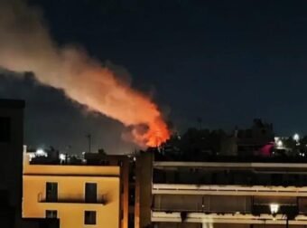 Φωτιά σε άλσος της Αθήνας μια ανάσα από το μετρό