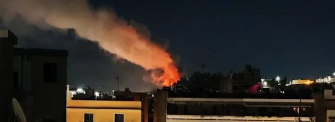 Φωτιά σε άλσος της Αθήνας μια ανάσα από το μετρό