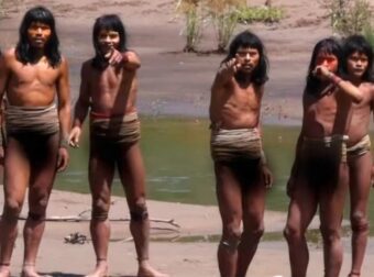 Σπάνιο βίντεο από φυλή που ζει απομονωμένη στον Αμαζόνιο – «Σκεφτόμουν από πού θα έρθει το βέλος» λέει ο περιβαλλοντολόγος που την ανακάλυψε