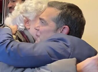 Ο Αλέξης Τσίπρας υπογράφει την «Ιθάκη» με αφιερώσεις σε αναγνώστες του