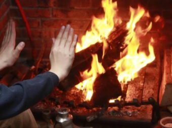 ΑΠΑΓΟΡΕΥΟΝΤΑΙ ΤΖΑΚΙΑ ΚΙ ΞΥΛΟΣΟΜΠΕΣ – ΑΣΧΗΜΑ ΝΕΑ ΓΙΑ ΟΣΟΥΣ ΖΕΣΤΑΙΝΟΝΤΑΙ ΜΕ ΞΥΛΑ ΣΤΟ ΣΠΙΤΙ ΤΟΥΣ