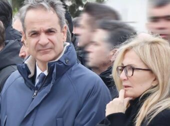 Πήγε σε κηδεία με τρέντι γαλότσα η Μαρέβα – Όλα τα βλέμματα πάνω της