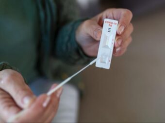 Ούτε συνάχι, ούτε βήχας: Αυτό είναι το 1ο σύμπτωμα της Γρίπης Α, εμφανίζεται πολύ ξαφνικά και σε… εξαντλεί με την μία