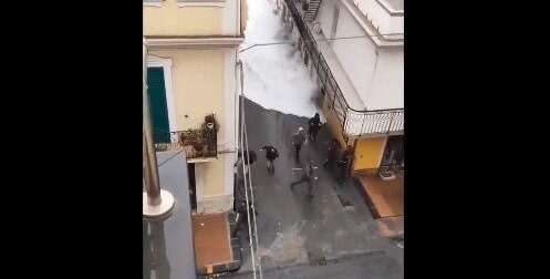 Απίστευτες εικόνες καταστροφής σε πασίγνωστη πόλη της Σικελίας: «Τσουνάμι» μπήκε μέσα στο κέντρο και σαρώνει τα πάντα