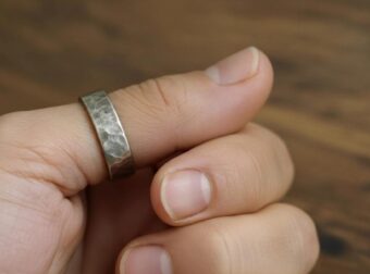 Δαχτυλίδια αντίχειρα: Tι συμβολίζει για τις γυναίκες και τι για τους άντρες – ένα κρυμμένο νόημα λίγοι γνωρίζουν