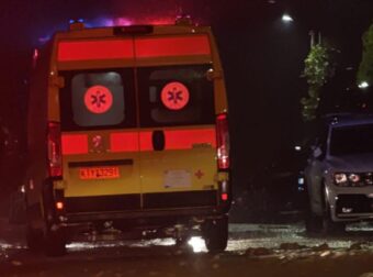 Γυναίκα νεκρή στην Ανω Γλυφάδα, παρασύρθηκε από τα νερά και εγκλωβίστηκε κάτω από αυτοκίνητο
