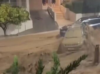 Άνω Γλυφάδα: Η άτυχη 56χρονη παρασύρθηκε από τα νερά και εγκλωβίστηκε κάτω από αυτοκίνητο – Συγκλονιστικά βίντεο από την περιοχή