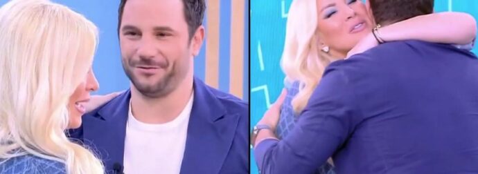 Το είχε κρύψει πίσω από το μαξιλάρι: «Άφωνη» στον αέρα η Καινούργιου με το δώρο που της έκανε ο Ευθύμης Ζησάκης