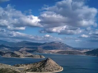 Η Υλίκη από ψηλά: Οι βροχές και τα χιόνια γεμίζουν με νερό την λίμνη – Δείτε βίντεο