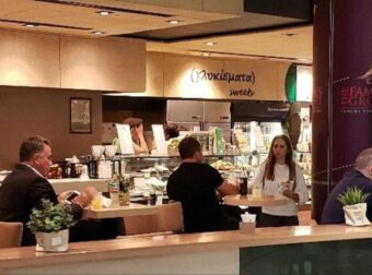 Ουρές οι πελάτες, γεμάτα κόσμο τα πεζοδρόμια: Πασίγνωστη ελληνική αλυσίδα κερνάει καφέδες όλους τους πελάτες για 2 ημέρες