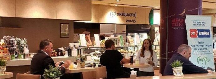 Ουρές οι πελάτες, γεμάτα κόσμο τα πεζοδρόμια: Πασίγνωστη ελληνική αλυσίδα κερνάει καφέδες όλους τους πελάτες για 2 ημέρες