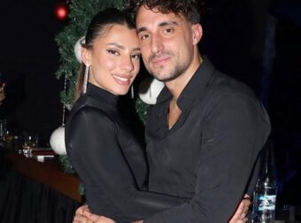 Η Μαριαλένα Ρουμελιώτη ποζάρει με σηκωμένη την μπλούζα και δείχνει την φουσκωμένη κοιλίτσα της μπροστά στον καθρέφτη