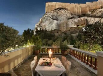 Μαγευτική βίλα ακριβώς δίπλα στην Ακρόπολη πωλείται και η τιμή της ζαλίζει