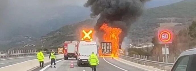 Ιωάννινα: Φωτιά σε φορτηγό με πλαστικά στην Εγνατία Οδό