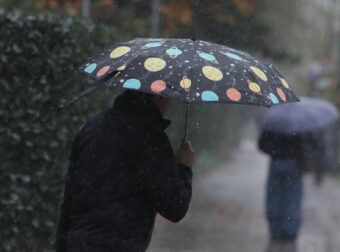 Έκτακτο: Ξεκίνησε να χιονίζει τώρα – Στα λευκά “ντύθηκε”