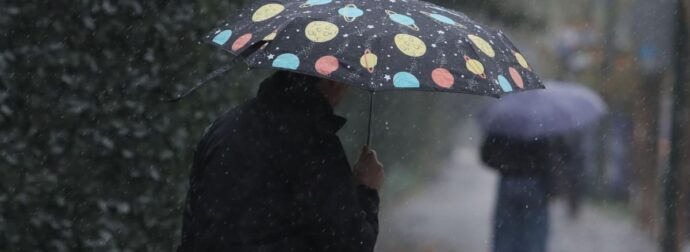 Έκτακτο: Ξεκίνησε να χιονίζει τώρα – Στα λευκά “ντύθηκε”