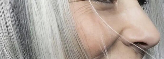 Η πραγματική ψυχολογική σημασία του να αφήνεις τα γκρίζα μαλλιά σου φυσικά