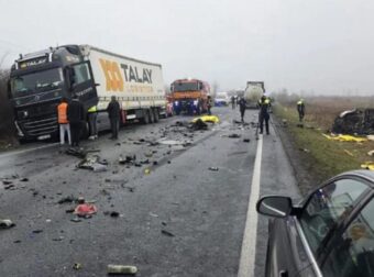 Ούτε ταχύτητα, ούτε λάστιχο: Γι’ αυτo το βαν έστριψε αριστερά και συγκρούστηκε με την νταλίκα