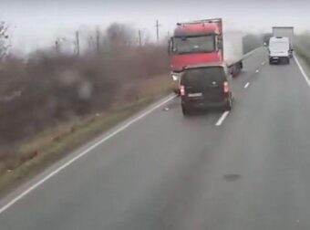 Τpαγωδία Ρουμανία: Σoκάpει η μαρτυρία του οδηγού της νταλίκας που έπεσε πάνω το βαν