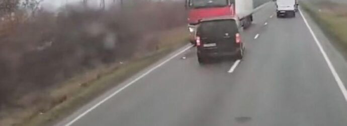 Τpαγωδία Ρουμανία: Σoκάpει η μαρτυρία του οδηγού της νταλίκας που έπεσε πάνω το βαν