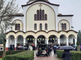 Κλαίει η Παναγία απόψε πάνω από την Ελλάδα: Κηδεύονται τα θύματα της φωτιάς στη «Βιολάντα» – Όλο το χωριό στην κηδεία της Σταυρούλας