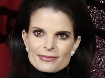 ΑΓΝΩΡΙΣΤΗ Η ΑΘΗΝΑ ΩΝΑΣΗ ΣΕ ΕΜΦΑΝΙΣΗ ΤΗΣ ΣΤΟ ΠΑΡΙΣΙ