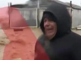 Παντοπώλης ξέσπασε σε κλάματα βλέποντας την περιουσία του να καταστρέφεται από την κακοκαιρία