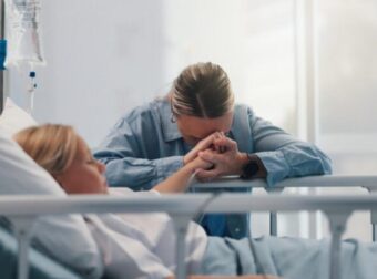 ΣΑΡΩΝΕΙ Η ΓΡΙΠΗ: ΜΙΚΡΑ ΠΑΙΔΙΑ ΜΕ ΒΑΡΙΑ ΣΥΜΠΤΩΜΑΤΑ ΣΤΗ ΜΕΘ – ΟΙ ΠΡΟΕΙΔΟΠΟΙΗΣΕΙΣ ΤΩΝ ΕΙΔΙΚΩΝ