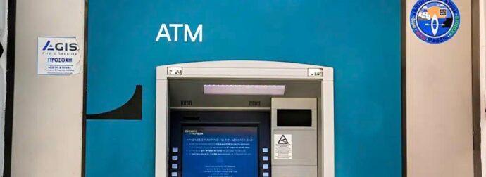 Νέος σάλος με την Εθνική Τράπεζα: Μετά τους τραπεζικούς λογαριασμούς, βάζει προμήθεια στις χρεωστικές κάρτες